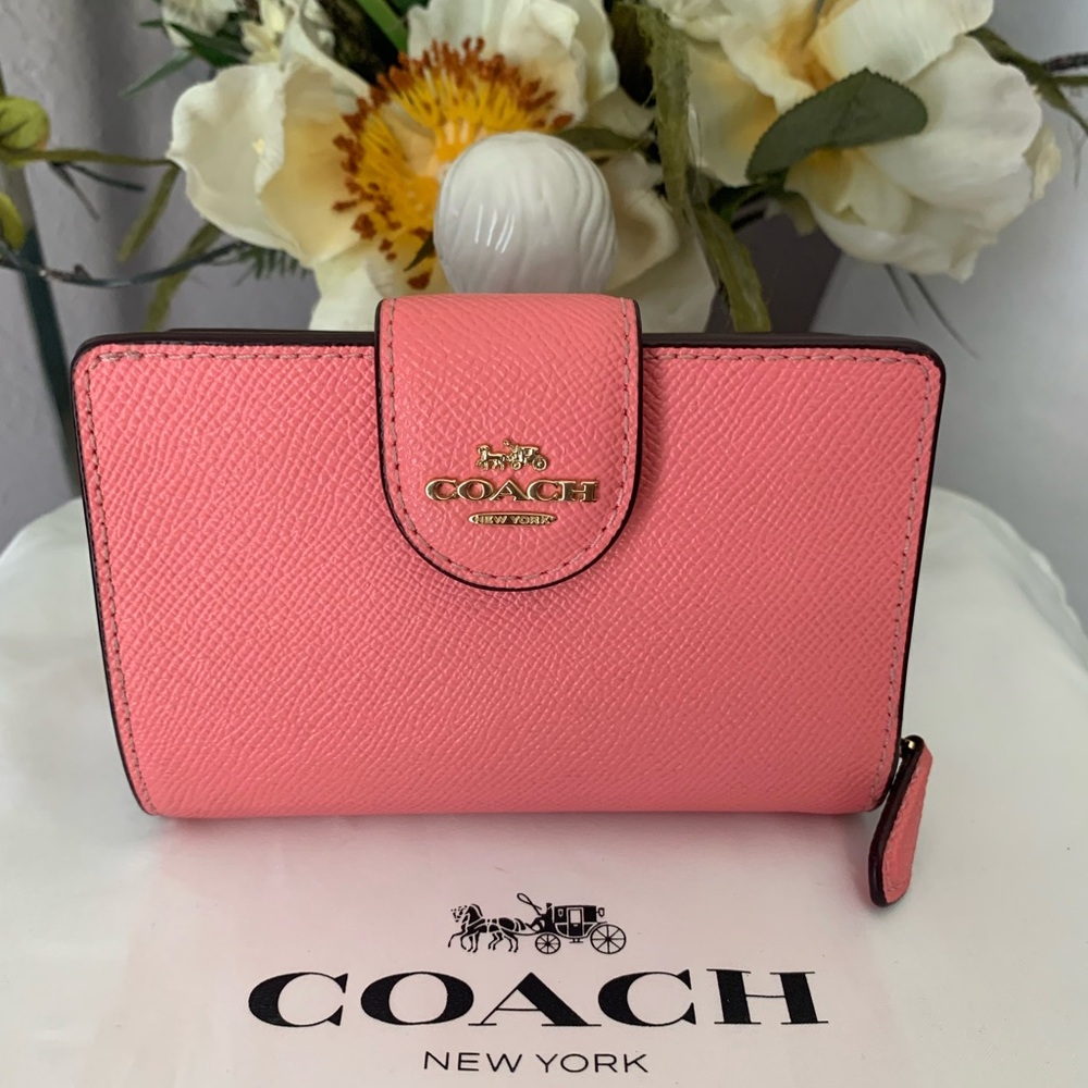 NWOT Coach Medium Leather Corner Zip Wallet